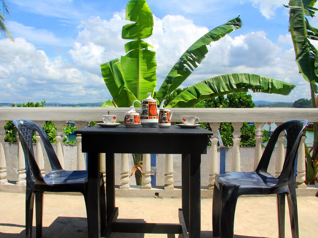 Mirissa Harbour View Hotel Стая снимка